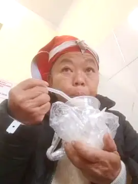 Snapshot of VangLe73 chatting on 12/21/25, 12:40 VangLe73 online show from 12/21/25, 12:40