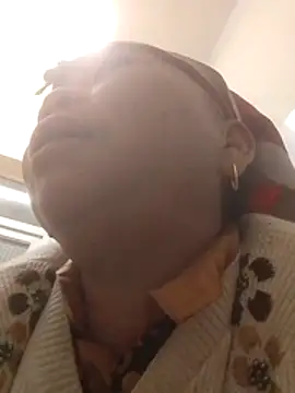 Snapshot of VangLe73 chatting on 12/21/25, 12:56 VangLe73 online show from 12/21/25, 12:56