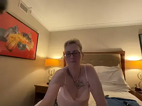 Snapshot of Curvy-Jinx chatting on 04/18/26, 07:29 Curvy-Jinx online show from 04/18/26, 07:29