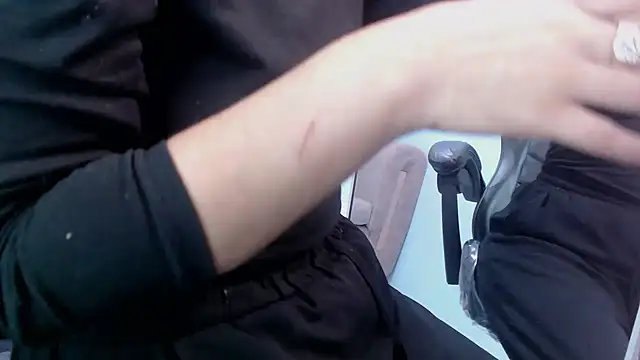 victoria hernandez t  online show from 11/06/25, 12:50