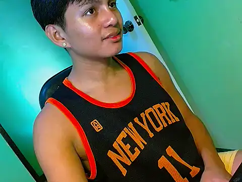 Snapshot of Alexx_143 chatting on 07/17/26, 12:45 Alexx 143 online show from 07/17/26, 12:45