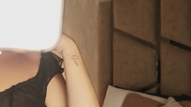 scarlethlux online show from 04/17/26, 05:32