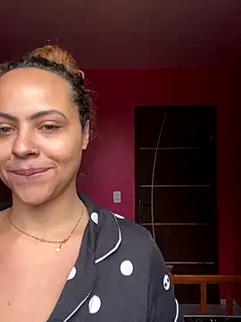 Chloe Leaozinho online show from 10/07/25, 06:16