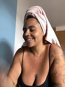 Chloe Leaozinho online show from 10/29/25, 06:53