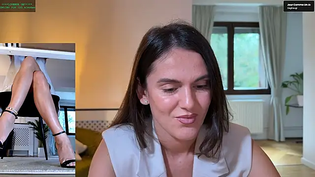 Snapshot of LegswAttitude chatting on 10/06/25, 08:01 LegswAttitude online show from 10/06/25, 08:01