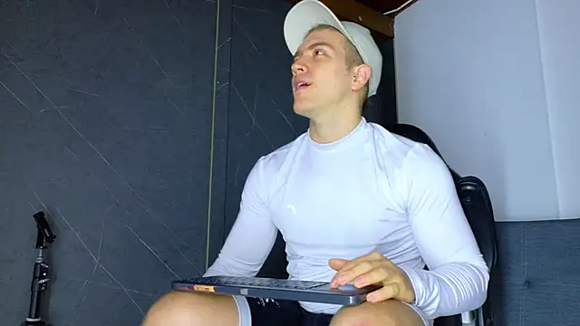 Snapshot of ALANNFERRER chatting on 02/18/26, 10:11 ALANNFERRER online show from 02/18/26, 10:11