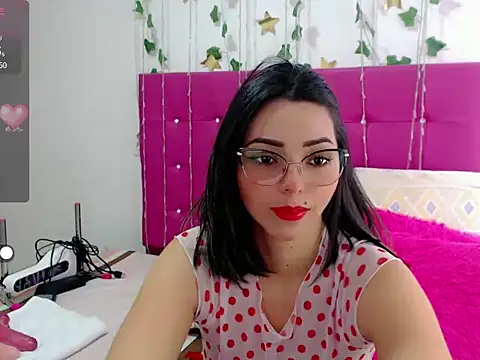 Snapshot of sara_arias00 chatting on 10/13/25, 01:44 sara arias00 online show from 10/13/25, 01:44