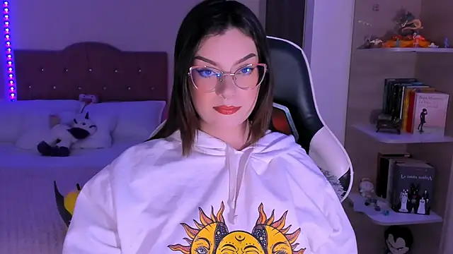 OphelianaRose33 online show from 12/18/25, 09:54