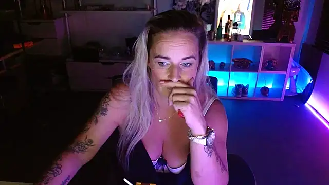 Snapshot of Mrs-Aurora chatting on 09/29/25, 06:57 Mrs-Aurora online show from 09/29/25, 06:57