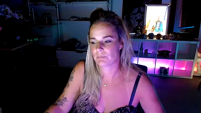 Snapshot of Mrs-Aurora chatting on 10/02/25, 07:21 Mrs-Aurora online show from 10/02/25, 07:21