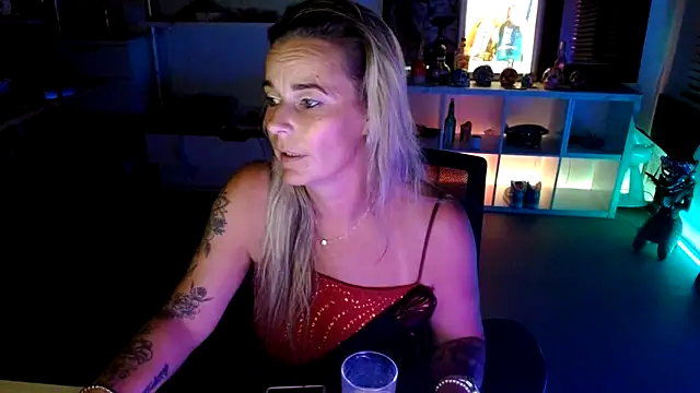 Snapshot of Mrs-Aurora chatting on 10/05/25, 08:07 Mrs-Aurora online show from 10/05/25, 08:07