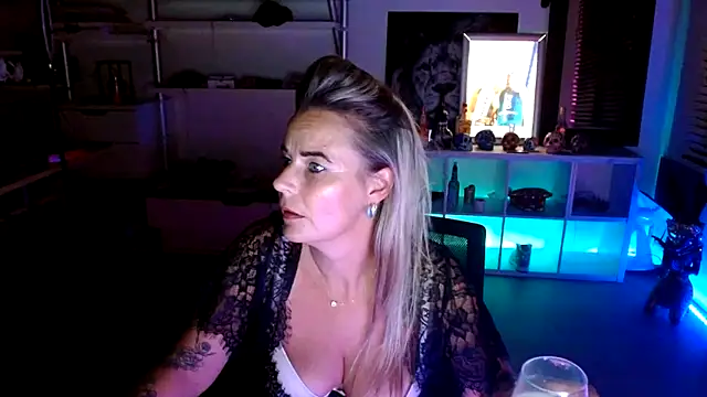 Snapshot of Mrs-Aurora chatting on 10/08/25, 08:50 Mrs-Aurora online show from 10/08/25, 08:50