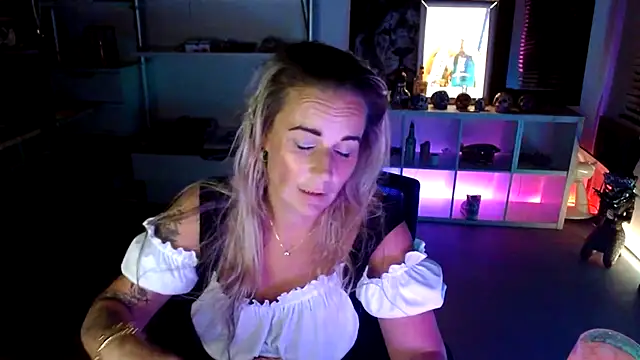 Snapshot of Mrs-Aurora chatting on 10/10/25, 09:25 Mrs-Aurora online show from 10/10/25, 09:25