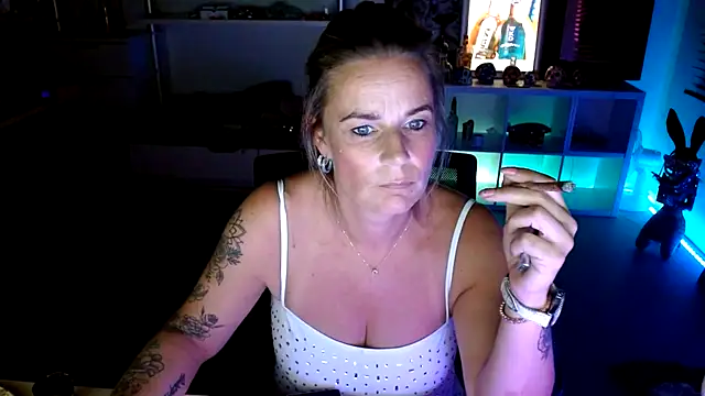 Snapshot of Mrs-Aurora chatting on 10/13/25, 08:42 Mrs-Aurora online show from 10/13/25, 08:42