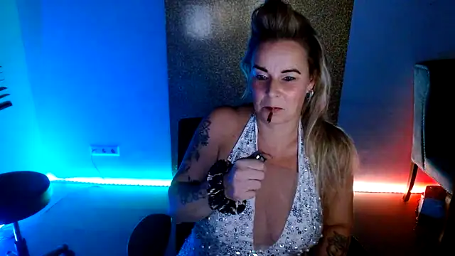 Snapshot of Mrs-Aurora chatting on 11/25/25, 07:58 Mrs-Aurora online show from 11/25/25, 07:58