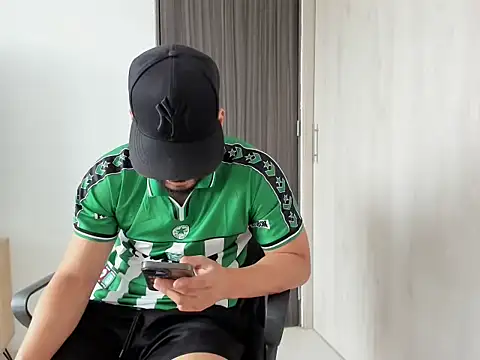 Snapshot of Apolo0608 chatting on 10/27/25, 04:33 Apolo0608 online show from 10/27/25, 04:33