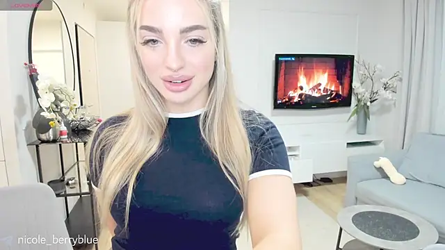 Snapshot of nicole_blueberry chatting on 10/26/25, 10:15 nicole blueberry online show from 10/26/25, 10:15