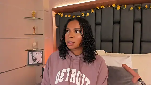 LisaMendez online show from 11/21/25, 11:03