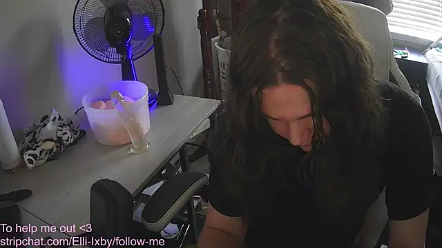 Snapshot of Elli-Ixby chatting on 11/13/25, 04:17 Elli-Ixby online show from 11/13/25, 04:17