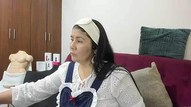 kiraGeiner online show from 12/01/25, 01:10