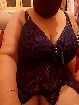 Snapshot of mayakhalyfaa chatting on 10/05/25, 10:51 mayakhalyfaa online show from 10/05/25, 10:51