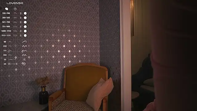 Snapshot of Moon_cutie chatting on 03/13/26, 04:02 Moon cutie online show from 03/13/26, 04:02