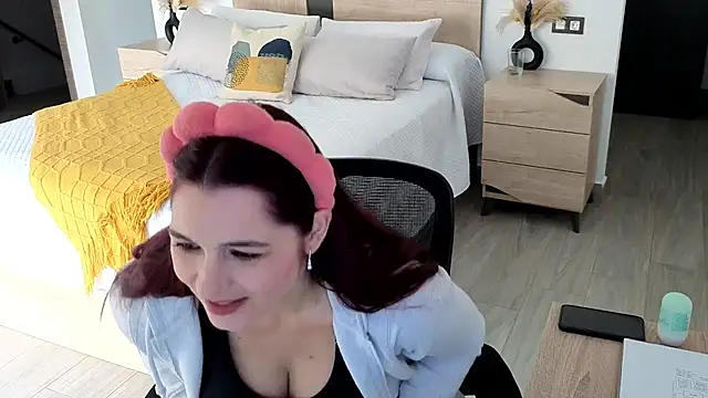 Snapshot of morninglorytv chatting on 03/04/26, 08:20 morninglorytv online show from 03/04/26, 08:20