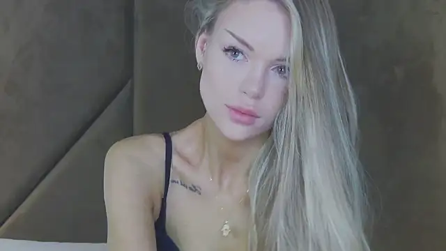 Snapshot of MarilynNova chatting on 05/17/26, 04:32 MarilynNova online show from 05/17/26, 04:32