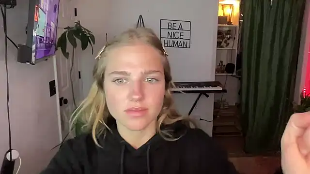 Snapshot of sweetceeme chatting on 10/20/25, 03:18 sweetceeme online show from 10/20/25, 03:18