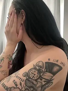 yumi-hot online show from 04/15/26, 04:36