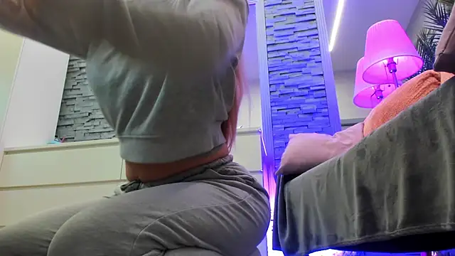 Reina Cummings online show from 04/03/26, 06:33