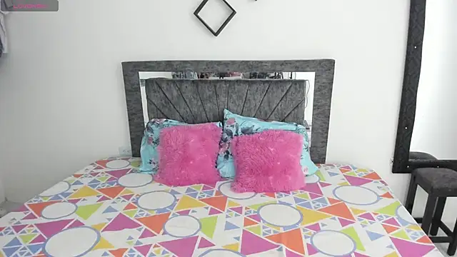 Laurasofia01 online show from 11/06/25, 02:18