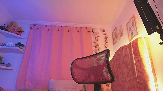 Snapshot of evansweett7 chatting on 10/07/25, 12:30 evansweett7 online show from 10/07/25, 12:30