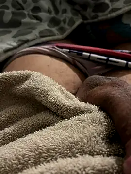 Snapshot of youyou933 chatting on 10/08/25, 04:32 youyou933 online show from 10/08/25, 04:32