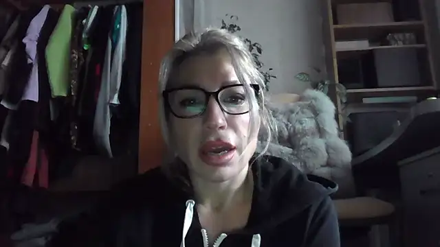 fox red lady7 online show from 11/17/25, 10:21