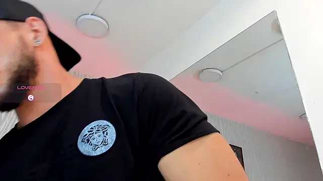 Snapshot of dylan_jacobx chatting on 04/27/26, 06:06 dylan jacobx online show from 04/27/26, 06:06