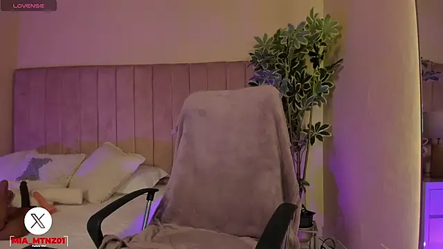 Mia mtnz02 online show from 11/25/25, 12:21