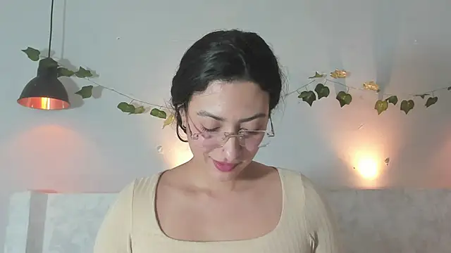 victoria flores1 online show from 11/30/25, 12:03