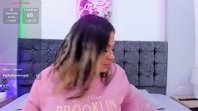 isabella horney  online show from 10/05/25, 07:56