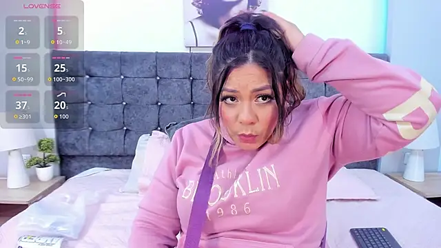 isabella horney  online show from 11/21/25, 08:07