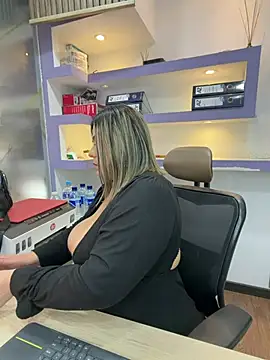 isabella horney  online show from 07/15/26, 09:31
