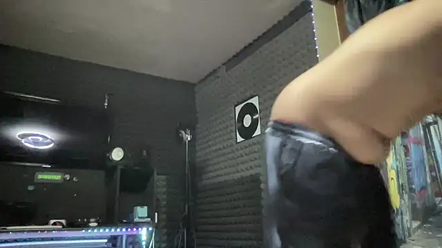 Snapshot of kashume- chatting on 04/27/26, 11:03 kashume- online show from 04/27/26, 11:03