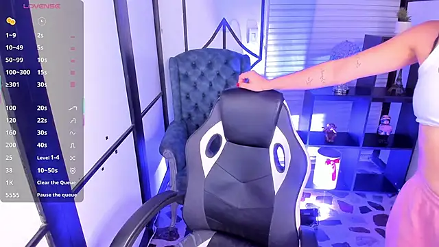 NahomiRichards  online show from 11/28/25, 09:01