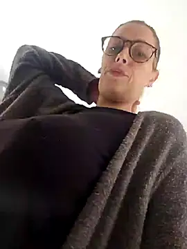 Mila Luciphya online show from 11/18/25, 12:09