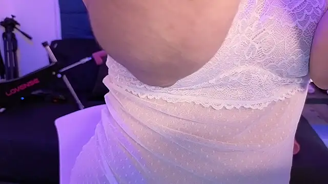 elowen halley1 online show from 10/06/25, 07:33