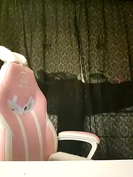 Snapshot of EmilyAngelUK chatting on 10/11/25, 11:03 EmilyAngelUK online show from 10/11/25, 11:03