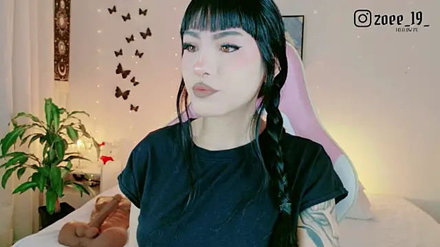 Snapshot of cuteezoe chatting on 05/18/26, 04:29 cuteezoe online show from 05/18/26, 04:29