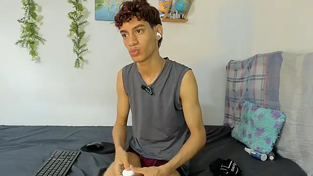 Snapshot of Peterfrost19 chatting on 10/01/25, 10:05 Peterfrost19 online show from 10/01/25, 10:05