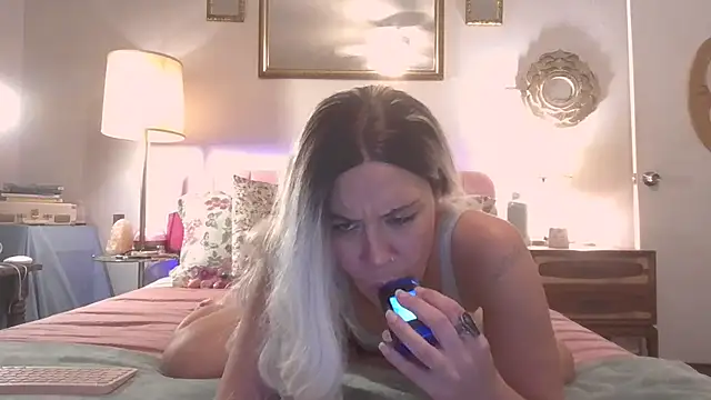 Snapshot of LilaDeliciousXX chatting on 10/28/25, 02:09 LilaDeliciousXX online show from 10/28/25, 02:09