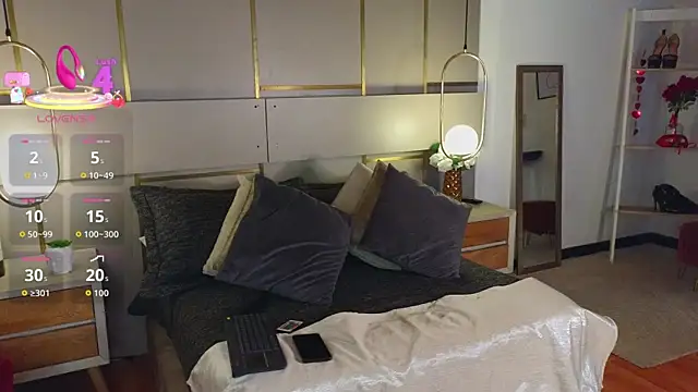 Lina Montclair online show from 04/07/26, 07:03